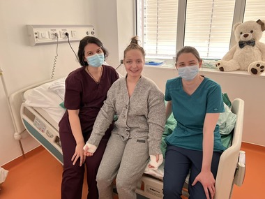 UPDATE - Iaşi: Fata căreia i-au fost replantate ambele braţe, după accidentul de la Paşcani, a fost externată / Ce a declarat la plecarea din spital