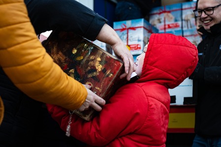 Bistriţa-Năsăud: 12.000 de copii din comunităţile din zona Via Transilvanica au primit cadouri din Germania - FOTO