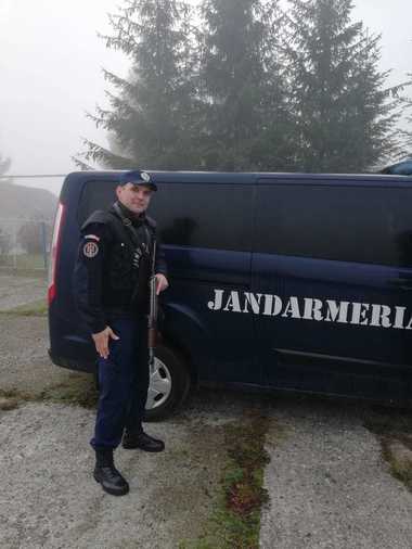 Braşov: Un bărbat care a spart un magazin de optică medicală în noaptea de Revelion a fost prins de un jandarm aflat în timpul liber 