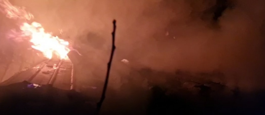 Prahova: Bărbat scos de către pompieri din casa care i-a luat foc - VIDEO