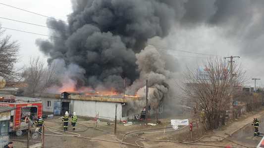 UPDATE - Incendiu la un depozit în Bucureşti, aproape de şoseaua de Centură / Nu sunt victime, până acum / În interior sunt depozitate produse alimentare - VIDEO