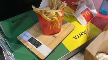 ANPC a controlat fast-food-uri McDonalds şi KFC din Bucureşti şi a dat amenzi de 15.000 de lei, fiind găsite neconcordanţe de gramaj la porţiile de cartofi prăjiţi şi la băuturile răcoritoare/ Unităţile, închise temporar - FOTO, VIDEO