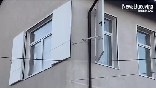 Imaginile cu o şcoală dintr-o comună suceveană, unde au fost montate uşi în loc de obloane la ferestre, au devenit virale pe internet. Banii pentru lucrări, alocaţi prin PNDL - FOTO, VIDEO
