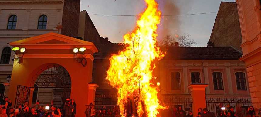 Încep sărbătorile pe rit vechi / Comunitatea sârbilor din Timişoara a aprins ”badnjak-ul” în ajun de Crăciun
