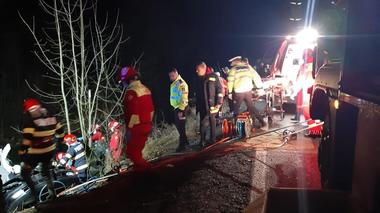 UPDATE - Bistriţa-Năsăud: Accident în care au fost implicate un autocar şi un autoturism/ Trei persoane au murit, o a patra fiind transportată la spital/ Planul roşu, dezactivat - VIDEO