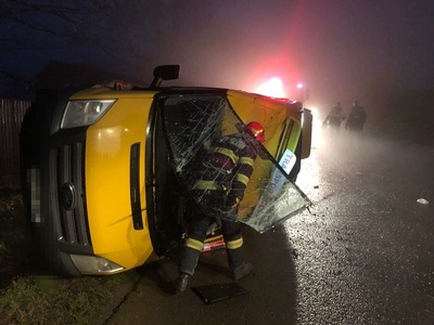 Botoşani: Accident între un microbuz şcolar şi o maşină de transport pâine/ Ambele autovehicule s-au răsturnat/ În microbuz nu erau elevi, ci doar un cadru didactic - FOTO
