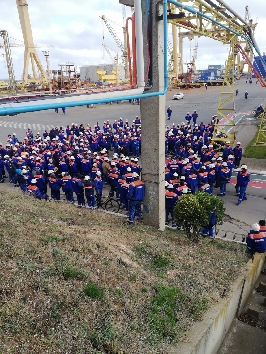UPDATE - Angajaţii Şantierului Naval Damen Mangalia protestează pentru că angajatorul refuză să acorde o creştere salarială corelată cu inflaţia / Propunerea conducerii este o creştere de 100 de lei brut acordată la salariul de bază / Poziţia Damen - FOTO