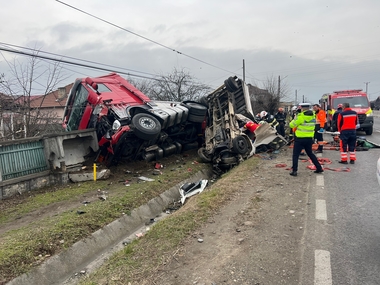 UPDATE - Vâlcea: Impact violent între un TIR care transporta 24 de tone de sodă caustică şi o autoutilitară, pe DN 64. O persoană a fost rănită grav - VIDEO
