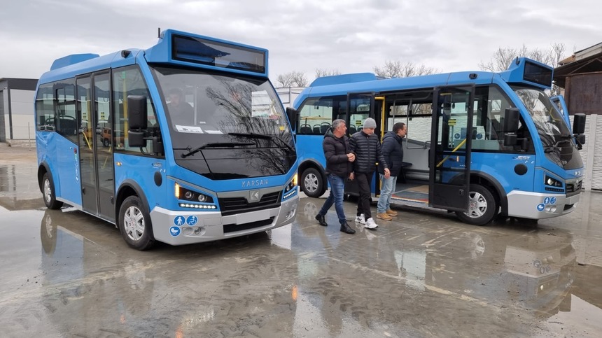Deva: Au sosit primele 10 microbuze electrice cumpărate cu bani europeni, din totalul de 26 / Proiect de aproape 44 de milioane de lei 