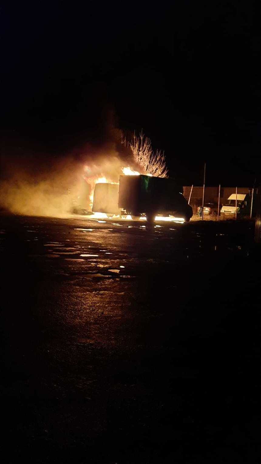 Galaţi: Trei maşini au ars într-o parcare din oraş / Încă nu e cunoscută cauza incendiului - FOTO
