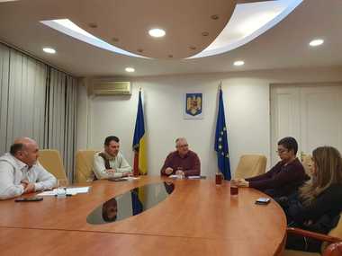 Şedinţă de urgenţă la Prefectura Brăila, după ce operatorul de apă a constatat o fluctuaţie a valorilor înregistrate pentru indicatorul ”Clostridium Perfringens” în apa brută captată din Fluviul Dunărea / Recomandările specialiştilor