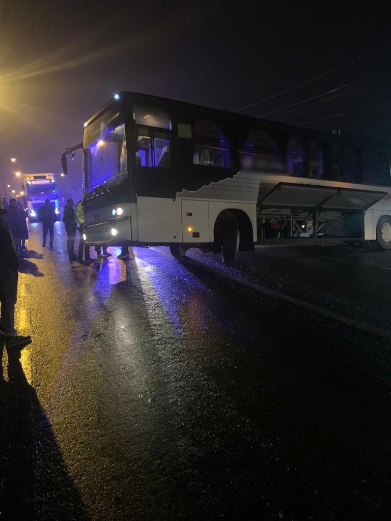 Bistriţa-Năsăud: Un autocar a blocat carosabilul pe DN 17 