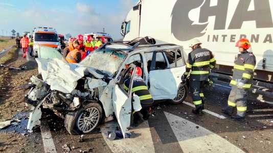 UPDATE - Timiş: Accident pe DN6 care a implicat două TIR-uri şi o maşină / Trei persoane au fost rănite / Şoferul autoturismului a decedat la spitalul din Lugoj