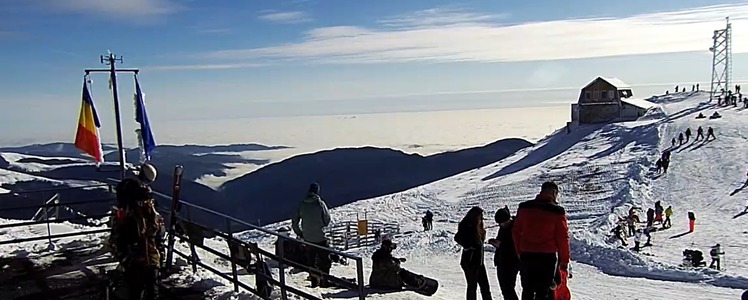 Mii de turişti, pe pârtie la Sinaia, în primul weekend de schi din acest sezon. Sunt deschise 11 pârtii
