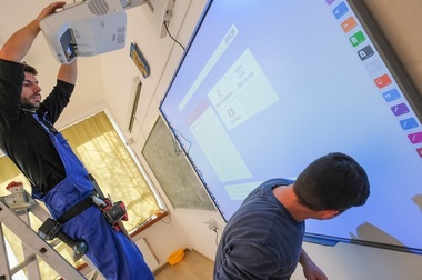 Primăria Braşov anunţă că toate şcolile din oraş vor primi, până la sfârşitul lunii februarie, table interactive şi proiectoare

