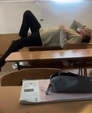 Vâlcea - Anchetă a ISJ după apariţia unor imagini în care un profesor suplinitor la unul dintre cele mai bune licee din judeţ stă întins pe catedră şi dialoghează cu elevii. În alt clip, elevii fac roata şi stau în mâini în prezenţa profesorului - VIDEO