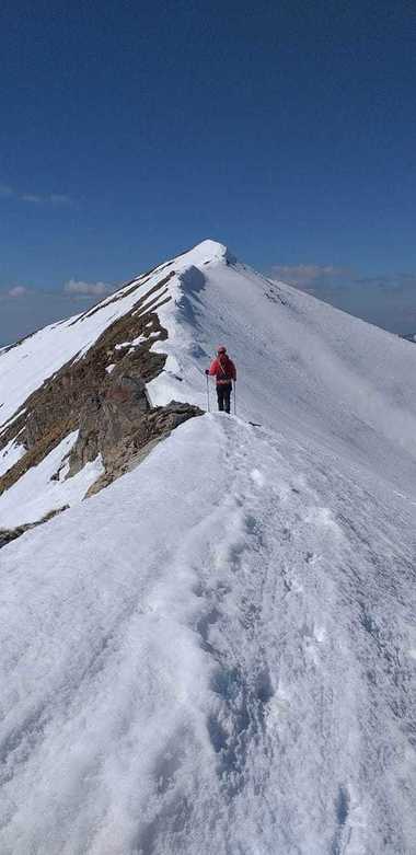 Risc însemnat de avalanşă în Masivul Bucegi, la altitudini mari. Turiştii care merg pe Valea Prahovei în această minivacanţă, avertizaţi că traseele turistice de abrupt nu sunt practicabile

