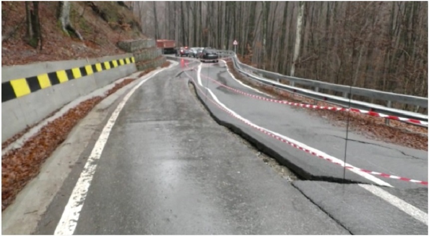 Vâlcea: Restricţii de tonaj pe drumul judeţean care duce spre mănăstirea Frăsinei, afectat de o alunecare de teren. Drumul a fost redeschis traficului - FOTO
