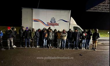 Poliţiştii de frontieră de la Nădlac au descoperit 39 de cetăţeni străini care încercau să iasă ilegal din ţară / Ei erau ascunşi în două autoutilitare şi voiau să ajungă în vestul Europei - VIDEO