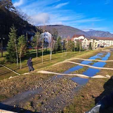 UPDATE - Vâlcea: DN 7, blocat din cauza inundaţiilor în zona Călimăneşti, deschis complet, pe ambele sensuri 