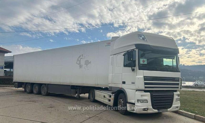 Ţigări de contrabandă, în valoare de peste 1,5 milioane de euro, descoperite ascunse într-un autocamion care transporta produse de igienă şi care intenţiona să intre în România - FOTO/VIDEO