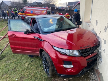Bistriţa Năsăud: Şase persoane, între care cinci copii, rănite după ce un autoturism a ieşit de pe carosabil / Patru dintre copii erau pietoni, al cincilea se afla în autoturism