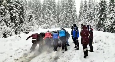 Aproximativ o sută de turişti au rămas blocaţi cu maşinile pe două drumuri din zona montană a judeţului Dâmboviţa / Jandarmii montani le-au venit în ajutor - FOTO
