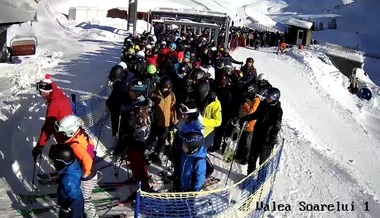 Peste 4.000 de turişti au urcat pe munte, luni la Sinaia, la mijloacele de transport pe cablu formându-se cozi. Vânzarea de cartele a fost sistată, din cauza supraaglomeraţiei
