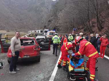 Patru răniţi, după ce două autoturisme s-au ciocnit frontal pe DN7, în judeţul Vâlcea - VIDEO 