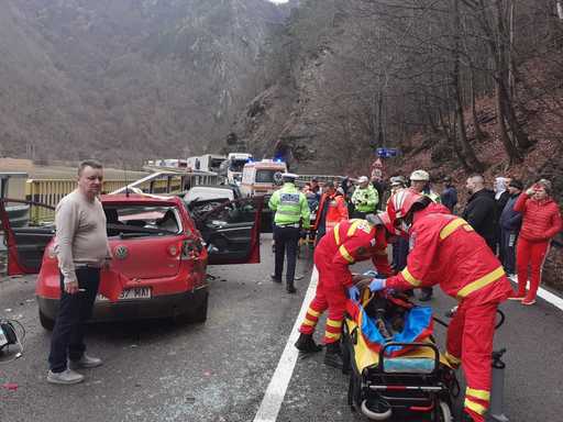 Patru răniţi, după ce două autoturisme s-au ciocnit frontal pe DN7, în judeţul Vâlcea - VIDEO 