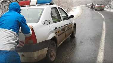 Sindicatul Europol, după ce un bărbat a furat maşina unui echipaj care intervenea la un scandal: ”Autospeciala” avea de aproximativ 3 luni probleme cu bateria; lăsau motorul pornit / După ce maşina a fost găsită, au pornit-o cu curent de la un şofer