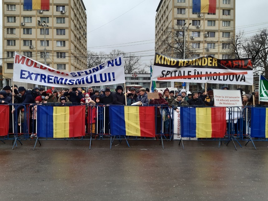 UPDATE - Iaşi - Nicolae Ciucă şi Marcel Ciolacu au ajuns împreună în Piaţa Unirii. Reprezentanţi ai asociaţiilor civice care reproşează lipsa investiţiilor pentru Moldova au strigat ”Hoţii!” / Marş organizat de AUR - FOTO