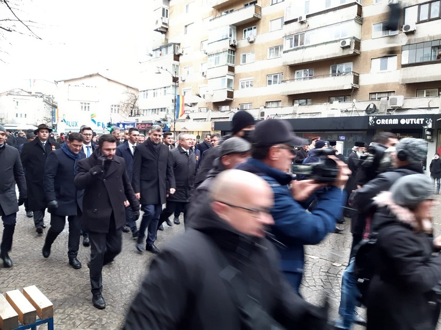 Iaşi - Premierul Nicolae Ciucă şi liderul PSD Marcel Ciolacu au plecat împreună pe jos din Piaţa Unirii, către Biserica Trei Ierarhi, pentru a depune coroane de flori la mormântul lui Al. Ioan Cuza - FOTO 