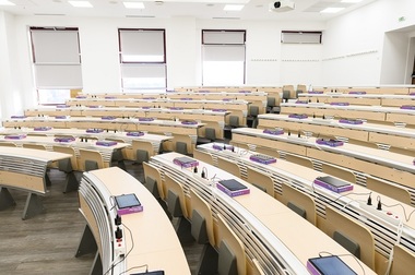 Examenele tip grilă la UMF Iaşi, susţinute pe tablete, investiţia în acest sistem de examinare fiind de 800.000 de euro - FOTO
