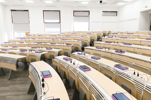 Examenele tip grilă la UMF Iaşi, susţinute pe tablete, investiţia în acest sistem de examinare fiind de 800.000 de euro - FOTO
