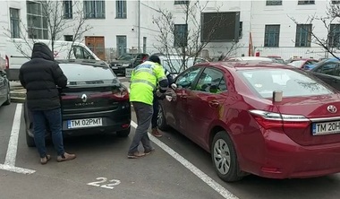  Dosar penal pentru distrugere, după ce maşina viceprimarului municipiului Timişoara, Cosmin Tabără, a fost vandalizată - FOTO

