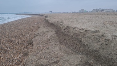 ABA Dobrogea Litoral, explicaţii după ce marea a afectat o parte din plaja din Mamaia: Iarna se estimează preluarea nisipului din plaja uscată şi antrenarea acestuia în zona submersă/ Situaţia plajei, corectată la debutul sezonului estival - FOTO
