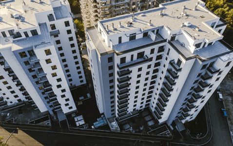 Analiză în domeniul imobiliar: Apartamentele s-au scumpit cu aproape 50% din 2015 până în prezent. Cei care au stat cu chirie în ultimii opt ani ar fi putut plăti aproape integral locuinţa

