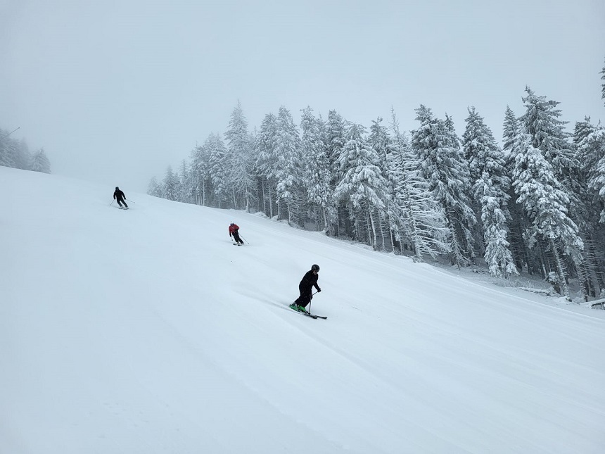 Sezonul de schi la Poiana Braşov se deschide sâmbătă. Preţurile la transportul pe cablu au crescut cu 11% faţă de sezonul trecut
