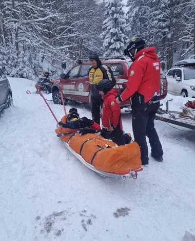 Un bărbat salvat în urmă cu un an de salvamontiştii din Mureş le-a donat un snowmobil - FOTO
