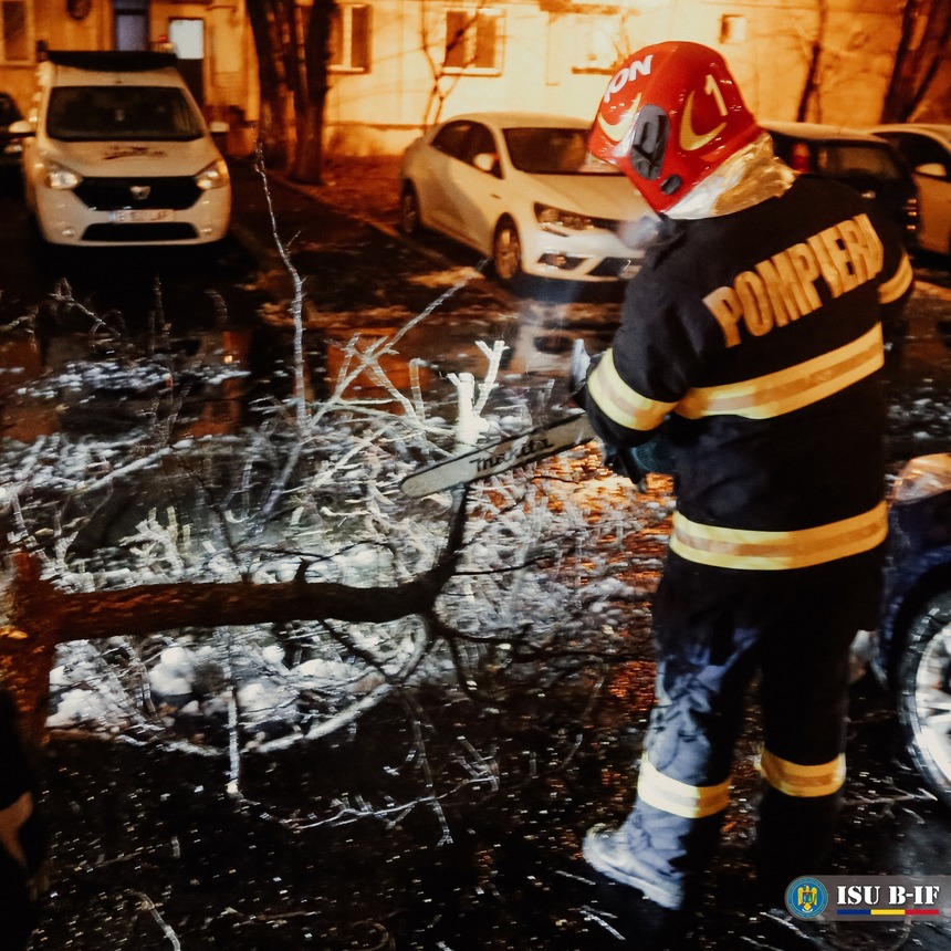 UPDATE - Bucureşti - Pompierii au avut 59 de intervenţii, din cauza vremii / Au fost avariate 38 de maşini / Trafic închis pe mai multe drumuri şi restricţii de tonaj / Porturile rămân închise / Zeci de maşini, blocate în zăpadă la Buzău - FOTO/ VIDEO