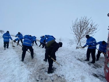 IGSU: Intervenţii în 25 de localităţi din 12 judeţe şi în Bucureşti, pentru înlăturarea efectelor vremii / Au fost îndepărtaţi zeci de copaci căzuţi şi au fost deszăpezite autoturisme şi TIR-uri