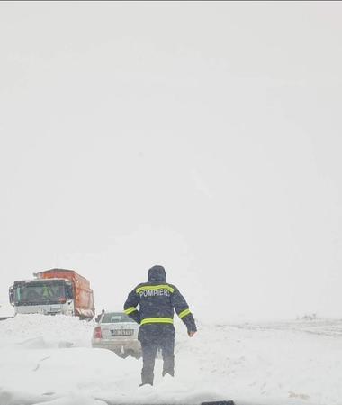 IGSU: Intervenţii în 60 de localităţi din 16 judeţe şi în Bucureşti, până sâmbătă după-amiază/ Zece drumuri naţionale şi 37 judeţene, blocate/ Întreruperi ale alimetării cu electricitate în 122 de localităţi din 7 judeţe