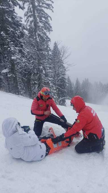 Patru persoane s-au accidentat pe pârtiile din Poiana Braşov şi Masivul Postăvaru, două dintre ele fiind transportate la spital