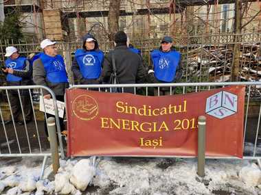 Protest al sindicatelor din domeniul energiei, în faţa Înaltei Curţi de Casaţie şi Justiţie, în ziua în care instanţa ar trebui să se pronunţe cu privire la scăderea vârstei de pensionare - FOTO
