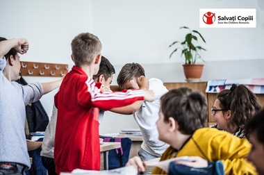 Salvaţi Copiii atrage atenţia asupra „proporţiilor nemaiîntâlnite” ale bullyingului în şcoli: un elev din doi e ameninţat, umilit ori agresat fizic, patru din cinci elevi asist la astfel de fapte