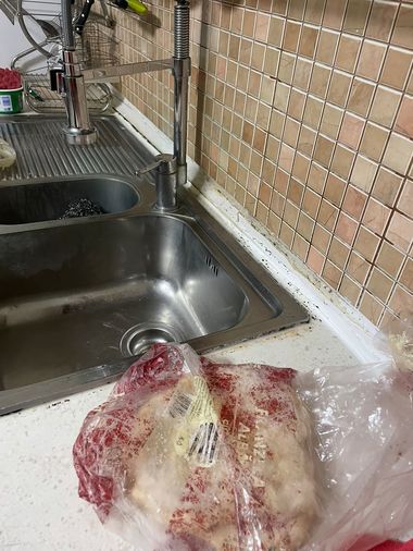 Nereguli găsite de ANPC la un cămin pentru vârstnici din Bucureşti / Au fost descoperite produse expirate, mizerie, vitrine frigorifice cu praf şi rugină / Blocul alimentar a fost închis temporar - FOTO