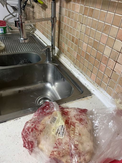 Nereguli găsite de ANPC la un cămin pentru vârstnici din Bucureşti / Au fost descoperite produse expirate, mizerie, vitrine frigorifice cu praf şi rugină / Blocul alimentar a fost închis temporar - FOTO