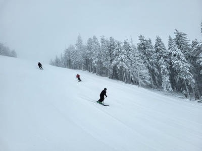 În staţiunea Buşteni de pe Valea Prahovei a fost deschis, vineri sezonul de schi. Pîrtiile din Sinaia sunt închise din cauza vântului puternic de la altitudini mari
