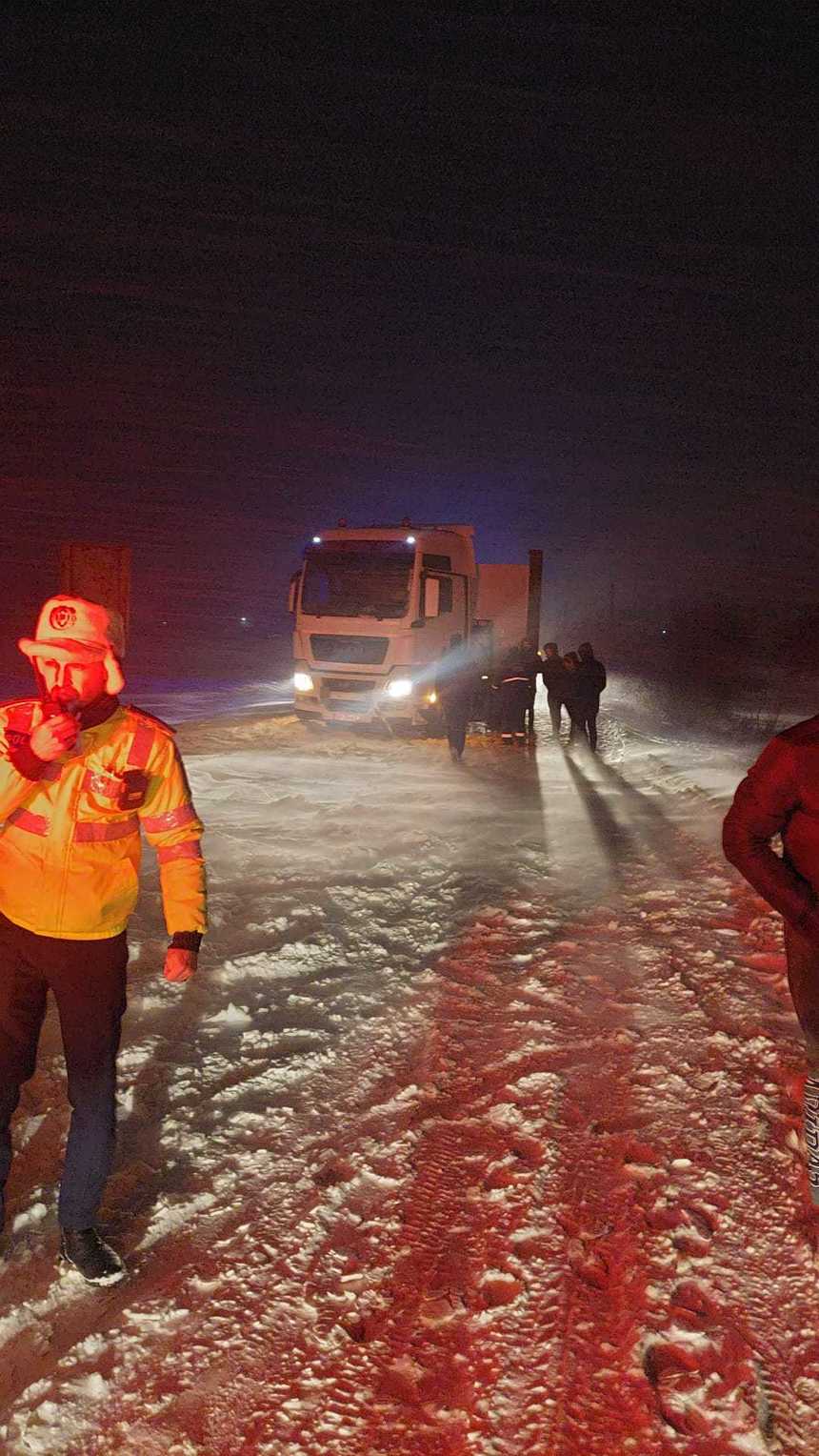 CNAIR: Circulaţie închisă pe DN 23B între Măicăneşti şi Ciorăşti, din cauza ninsorii abundente şi a vizibilităţii reduse / S-a reuşit redeschiderea circulaţiei pentru toate categoriile de autovehicule pe autostrada A1 între Cisnădie şi  Boiţa